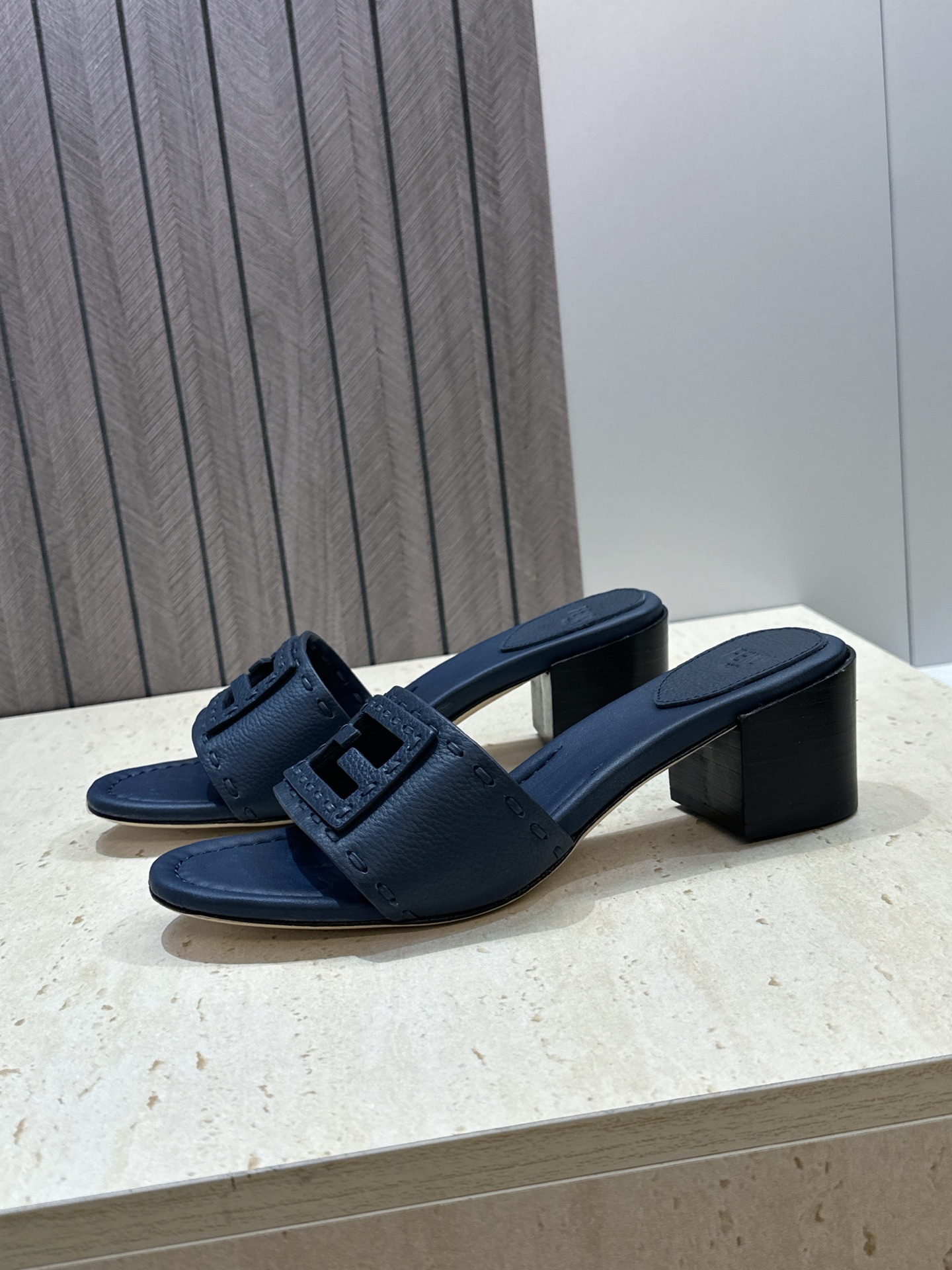 芬迪 Fendi 2026春夏新款果冻色中跟沙滩女鞋 F家字母logo粗跟圆头镂空露趾凉拖鞋 材质:鞋面进口小牛皮+水染 芬迪 Fendi 2026春夏新款果冻色中跟沙滩女鞋 F家字母logo粗跟圆头镂空露趾凉拖鞋 材质:鞋面进口小牛皮+水染