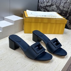 芬迪 Fendi 2026春夏新款果冻色中跟沙滩女鞋 F家字母logo粗跟圆头镂空露趾凉拖鞋 材质:鞋面进口小牛皮+水染 芬迪 Fendi 2026春夏新款果冻色中跟沙滩女鞋 F家字母logo粗跟圆头镂空露趾凉拖鞋 材质:鞋面进口小牛皮+水染