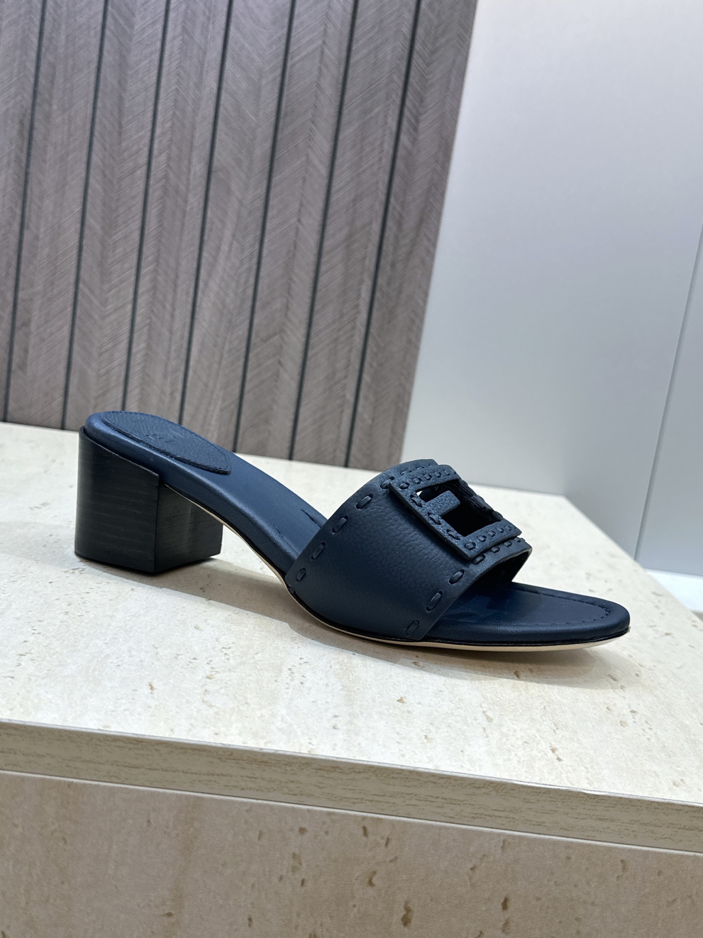 芬迪 Fendi 2026春夏新款果冻色中跟沙滩女鞋 F家字母logo粗跟圆头镂空露趾凉拖鞋 材质:鞋面进口小牛皮+水染 芬迪 Fendi 2026春夏新款果冻色中跟沙滩女鞋 F家字母logo粗跟圆头镂空露趾凉拖鞋 材质:鞋面进口小牛皮+水染
