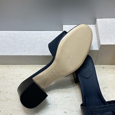 芬迪 Fendi 2026春夏新款果冻色中跟沙滩女鞋 F家字母logo粗跟圆头镂空露趾凉拖鞋 材质:鞋面进口小牛皮+水染 芬迪 Fendi 2026春夏新款果冻色中跟沙滩女鞋 F家字母logo粗跟圆头镂空露趾凉拖鞋 材质:鞋面进口小牛皮+水染
