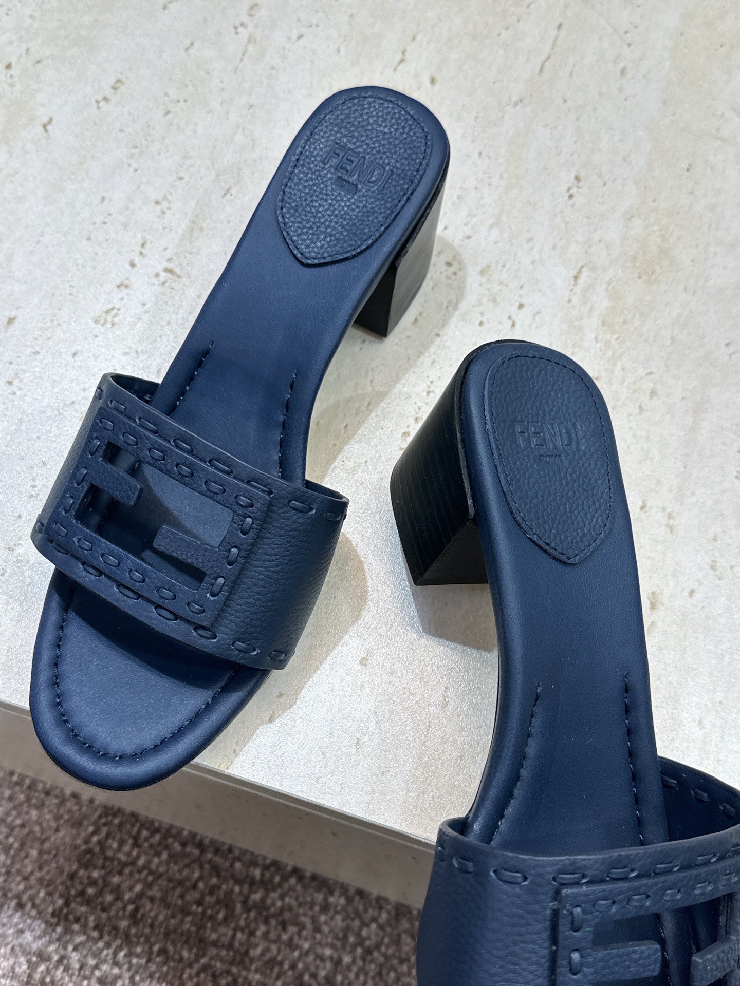 芬迪 Fendi 2026春夏新款果冻色中跟沙滩女鞋 F家字母logo粗跟圆头镂空露趾凉拖鞋 材质:鞋面进口小牛皮+水染 芬迪 Fendi 2026春夏新款果冻色中跟沙滩女鞋 F家字母logo粗跟圆头镂空露趾凉拖鞋 材质:鞋面进口小牛皮+水染