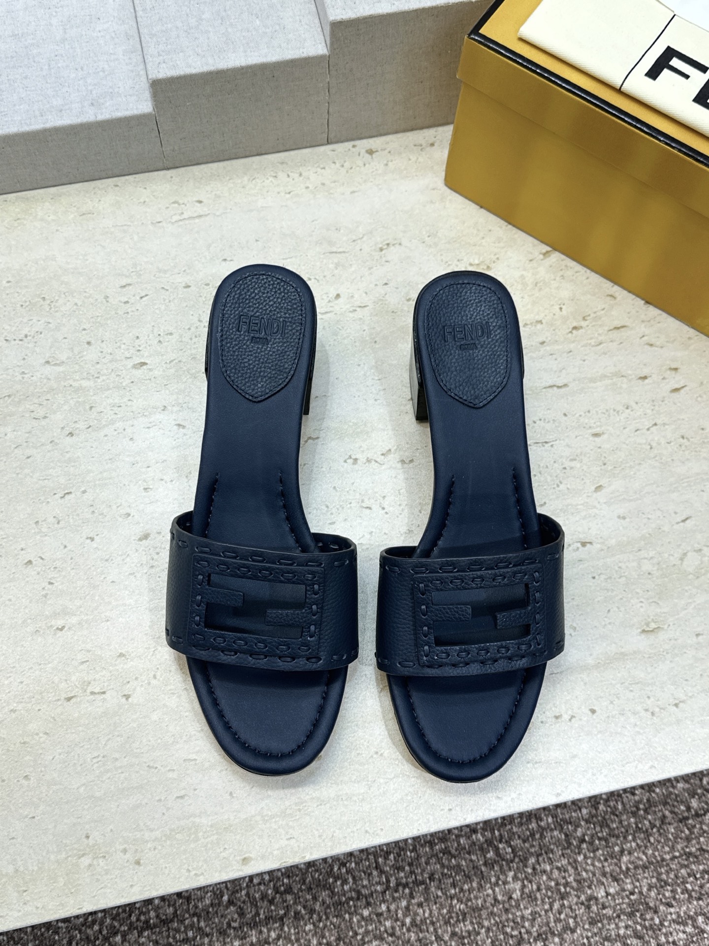 芬迪 Fendi 2026春夏新款果冻色中跟沙滩女鞋 F家字母logo粗跟圆头镂空露趾凉拖鞋 材质:鞋面进口小牛皮+水染 芬迪 Fendi 2026春夏新款果冻色中跟沙滩女鞋 F家字母logo粗跟圆头镂空露趾凉拖鞋 材质:鞋面进口小牛皮+水染