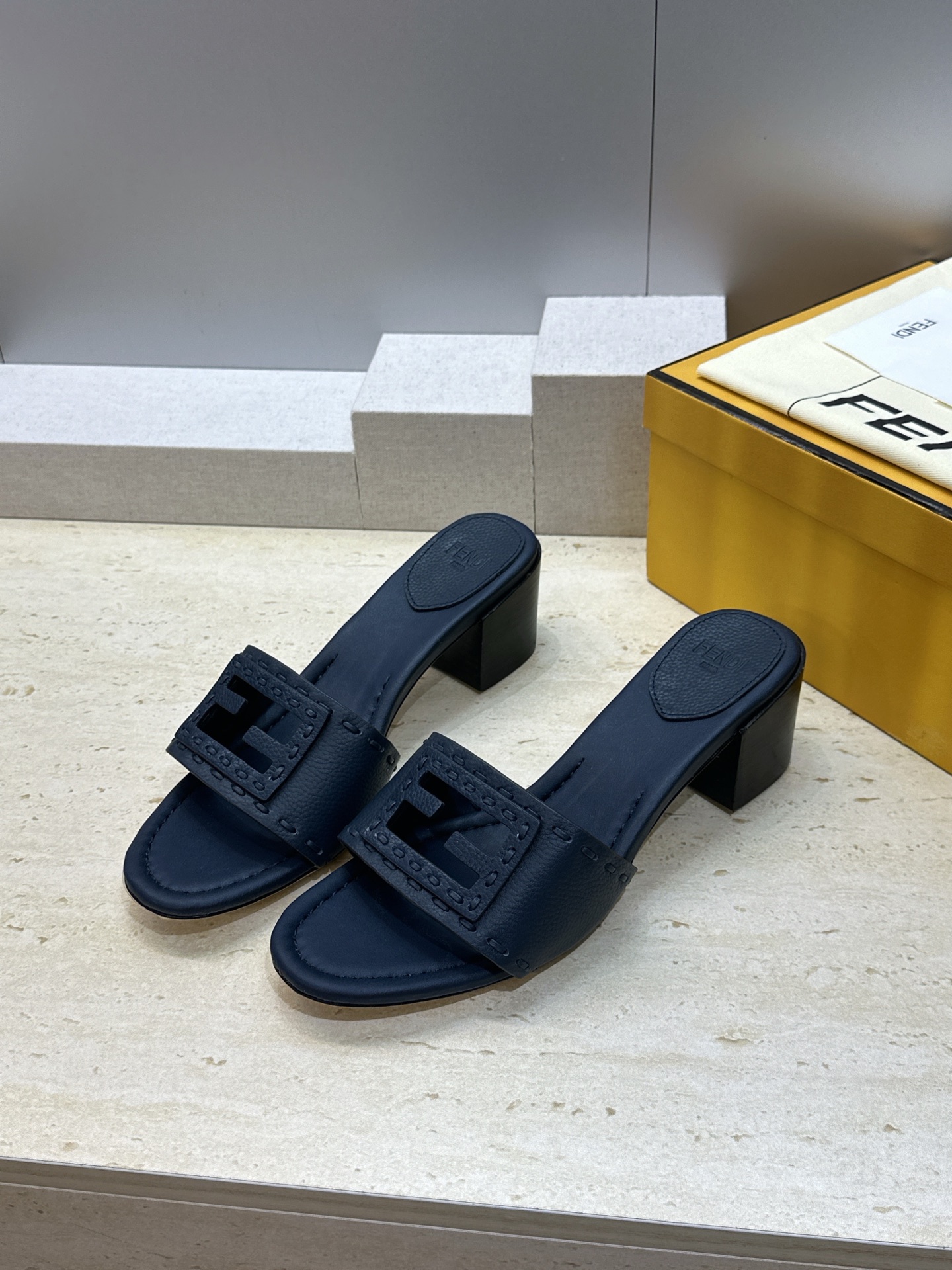 芬迪 Fendi 2026春夏新款果冻色中跟沙滩女鞋 F家字母logo粗跟圆头镂空露趾凉拖鞋 材质:鞋面进口小牛皮+水染 芬迪 Fendi 2026春夏新款果冻色中跟沙滩女鞋 F家字母logo粗跟圆头镂空露趾凉拖鞋 材质:鞋面进口小牛皮+水染