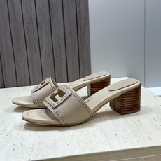 芬迪 Fendi 2026春夏新款果冻色中跟沙滩女鞋 F家字母logo粗跟圆头镂空露趾凉拖鞋 材质:鞋面进口小牛皮+水染 芬迪 Fendi 2026春夏新款果冻色中跟沙滩女鞋 F家字母logo粗跟圆头镂空露趾凉拖鞋 材质:鞋面进口小牛皮+水染