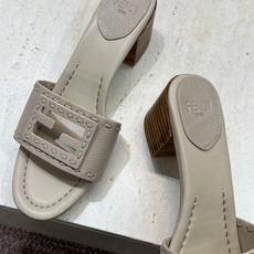 芬迪 Fendi 2026春夏新款果冻色中跟沙滩女鞋 F家字母logo粗跟圆头镂空露趾凉拖鞋 材质:鞋面进口小牛皮+水染 芬迪 Fendi 2026春夏新款果冻色中跟沙滩女鞋 F家字母logo粗跟圆头镂空露趾凉拖鞋 材质:鞋面进口小牛皮+水染