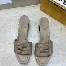 芬迪 Fendi 2026春夏新款果冻色中跟沙滩女鞋 F家字母logo粗跟圆头镂空露趾凉拖鞋 材质:鞋面进口小牛皮+水染 芬迪 Fendi 2026春夏新款果冻色中跟沙滩女鞋 F家字母logo粗跟圆头镂空露趾凉拖鞋 材质:鞋面进口小牛皮+水染
