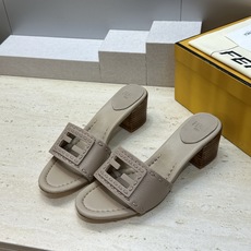 芬迪 Fendi 2026春夏新款果冻色中跟沙滩女鞋 F家字母logo粗跟圆头镂空露趾凉拖鞋 材质:鞋面进口小牛皮+水染 芬迪 Fendi 2026春夏新款果冻色中跟沙滩女鞋 F家字母logo粗跟圆头镂空露趾凉拖鞋 材质:鞋面进口小牛皮+水染