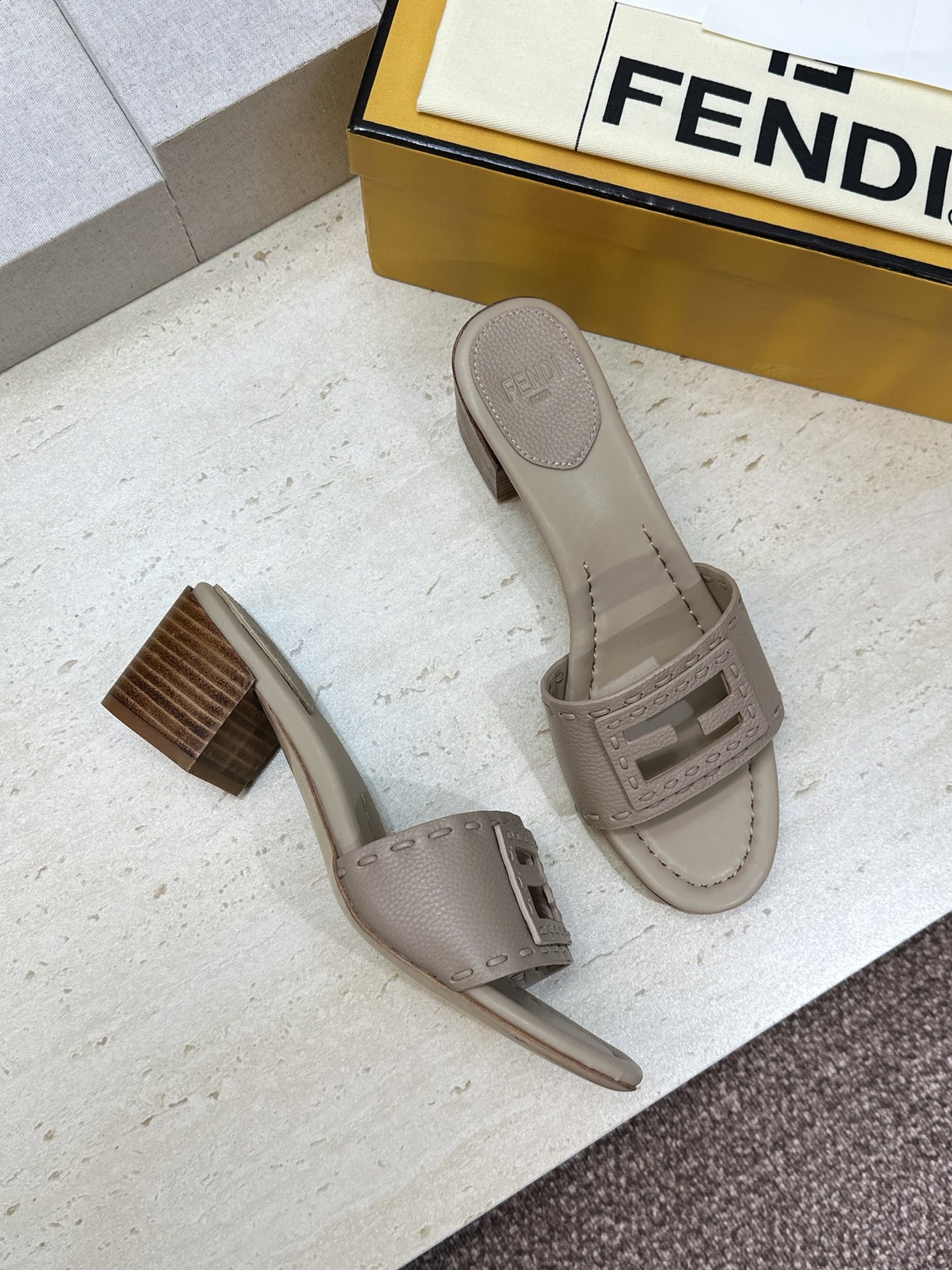 芬迪 Fendi 2026春夏新款果冻色中跟沙滩女鞋 F家字母logo粗跟圆头镂空露趾凉拖鞋 材质:鞋面进口小牛皮+水染 芬迪 Fendi 2026春夏新款果冻色中跟沙滩女鞋 F家字母logo粗跟圆头镂空露趾凉拖鞋 材质:鞋面进口小牛皮+水染
