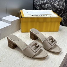 芬迪 Fendi 2026春夏新款果冻色中跟沙滩女鞋 F家字母logo粗跟圆头镂空露趾凉拖鞋 材质:鞋面进口小牛皮+水染 芬迪 Fendi 2026春夏新款果冻色中跟沙滩女鞋 F家字母logo粗跟圆头镂空露趾凉拖鞋 材质:鞋面进口小牛皮+水染