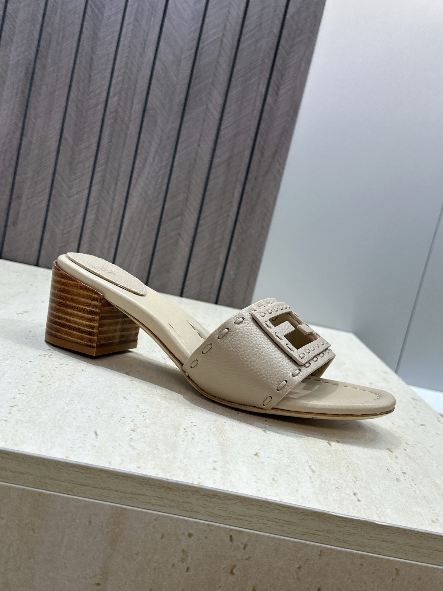 芬迪 Fendi 2026春夏新款果冻色中跟沙滩女鞋 F家字母logo粗跟圆头镂空露趾凉拖鞋 材质:鞋面进口小牛皮+水染 芬迪 Fendi 2026春夏新款果冻色中跟沙滩女鞋 F家字母logo粗跟圆头镂空露趾凉拖鞋 材质:鞋面进口小牛皮+水染