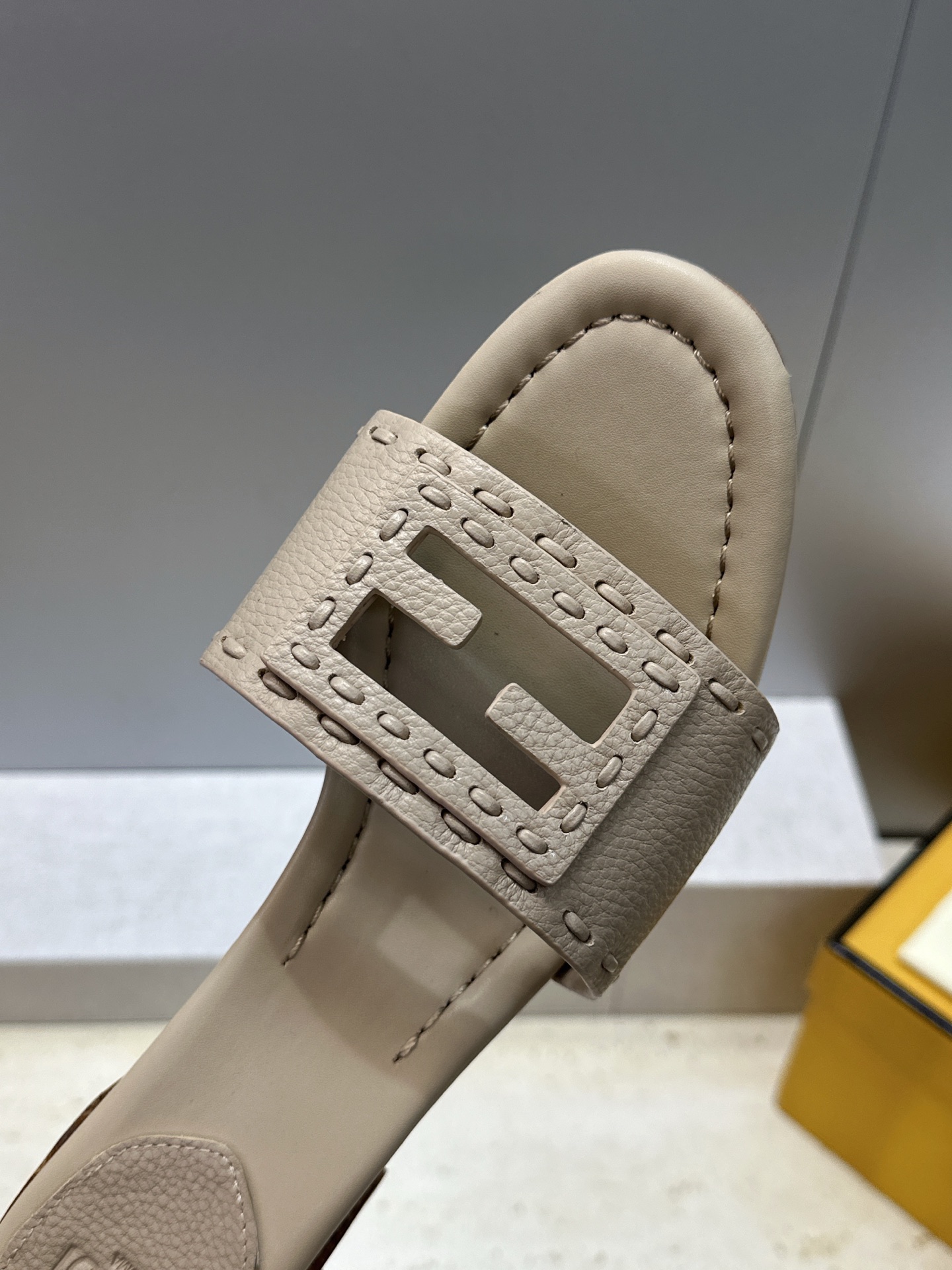 芬迪 Fendi 2026春夏新款果冻色中跟沙滩女鞋 F家字母logo粗跟圆头镂空露趾凉拖鞋 材质:鞋面进口小牛皮+水染 芬迪 Fendi 2026春夏新款果冻色中跟沙滩女鞋 F家字母logo粗跟圆头镂空露趾凉拖鞋 材质:鞋面进口小牛皮+水染