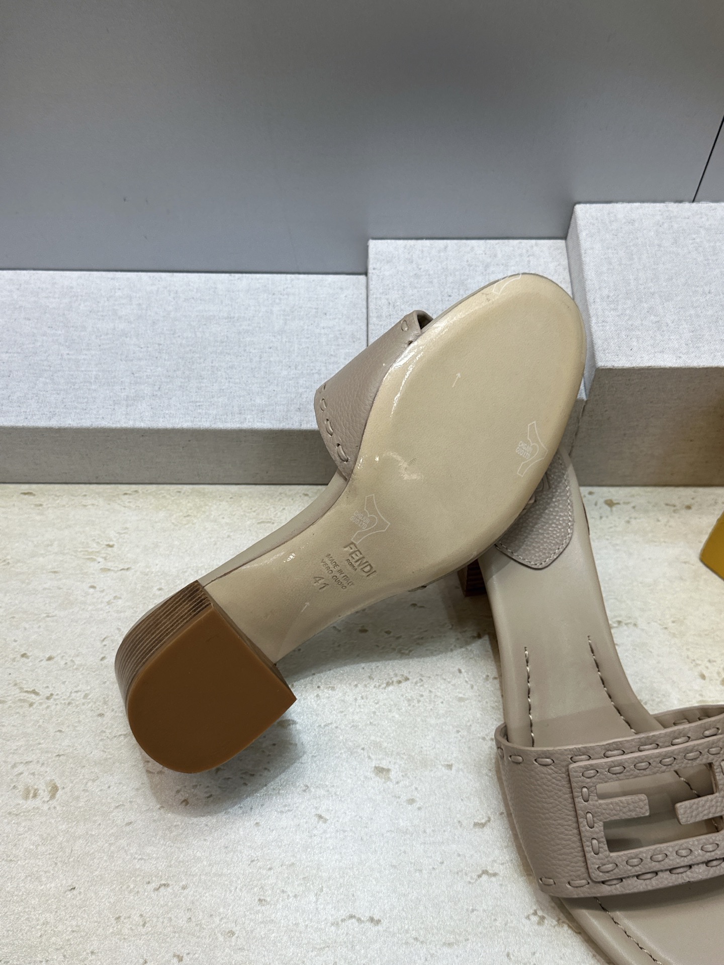 芬迪 Fendi 2026春夏新款果冻色中跟沙滩女鞋 F家字母logo粗跟圆头镂空露趾凉拖鞋 材质:鞋面进口小牛皮+水染 芬迪 Fendi 2026春夏新款果冻色中跟沙滩女鞋 F家字母logo粗跟圆头镂空露趾凉拖鞋 材质:鞋面进口小牛皮+水染