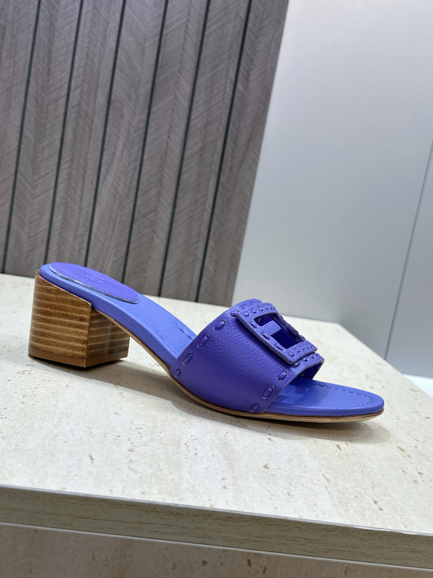 芬迪 Fendi 2026春夏新款果冻色中跟沙滩女鞋 F家字母logo粗跟圆头镂空露趾凉拖鞋 材质:鞋面进口小牛皮+水染 芬迪 Fendi 2026春夏新款果冻色中跟沙滩女鞋 F家字母logo粗跟圆头镂空露趾凉拖鞋 材质:鞋面进口小牛皮+水染