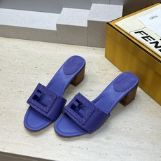 芬迪 Fendi 2026春夏新款果冻色中跟沙滩女鞋 F家字母logo粗跟圆头镂空露趾凉拖鞋 材质:鞋面进口小牛皮+水染 芬迪 Fendi 2026春夏新款果冻色中跟沙滩女鞋 F家字母logo粗跟圆头镂空露趾凉拖鞋 材质:鞋面进口小牛皮+水染