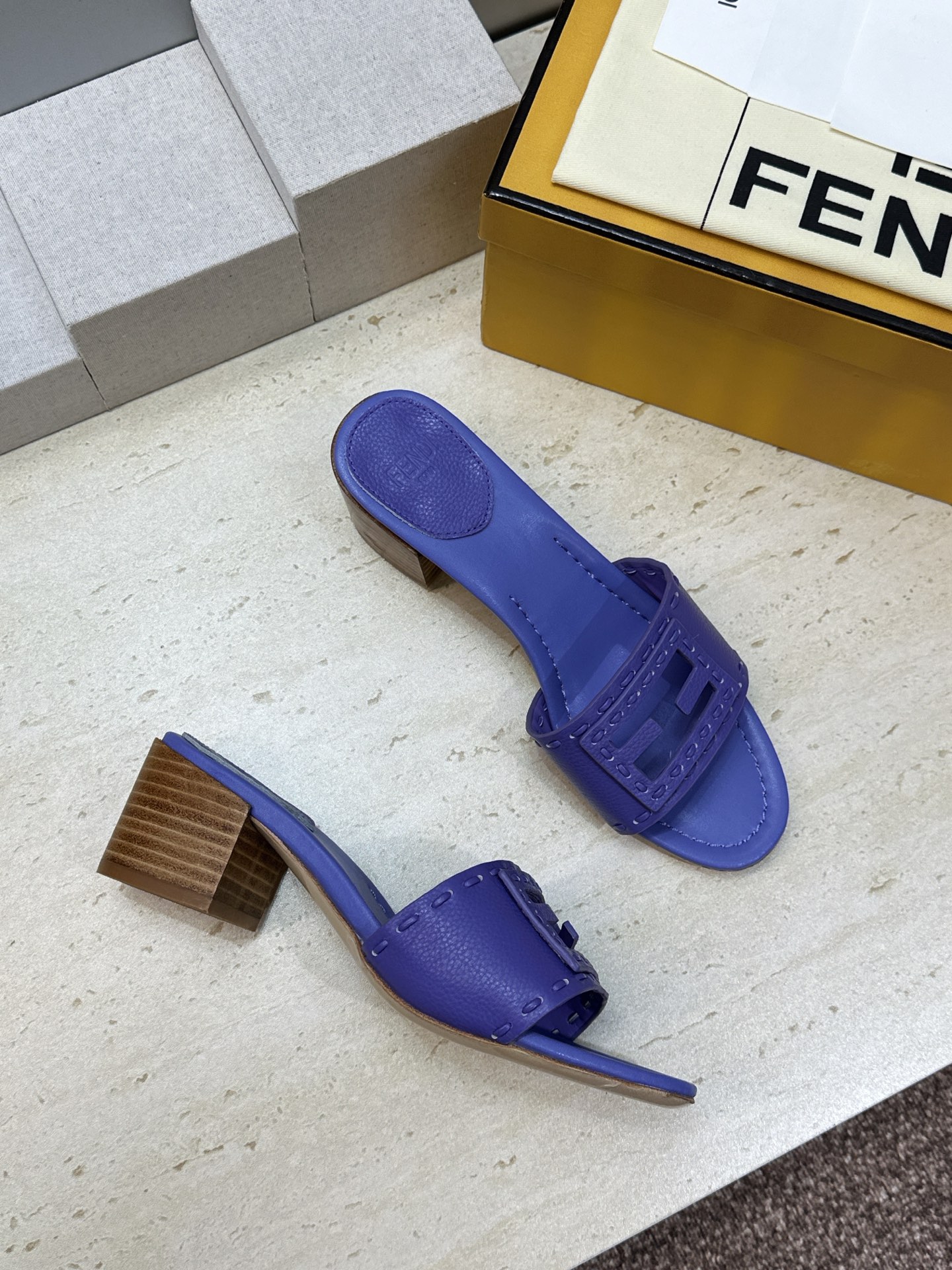 芬迪 Fendi 2026春夏新款果冻色中跟沙滩女鞋 F家字母logo粗跟圆头镂空露趾凉拖鞋 材质:鞋面进口小牛皮+水染 芬迪 Fendi 2026春夏新款果冻色中跟沙滩女鞋 F家字母logo粗跟圆头镂空露趾凉拖鞋 材质:鞋面进口小牛皮+水染