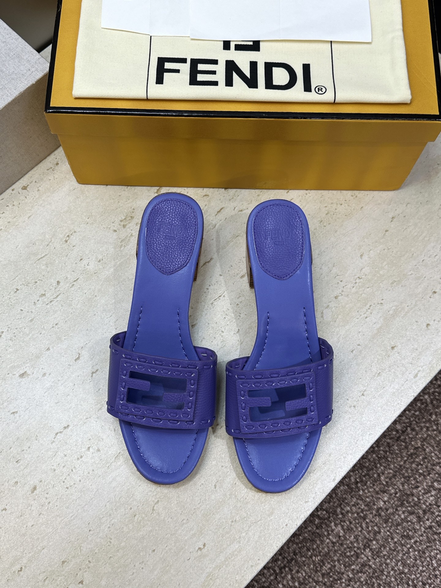 芬迪 Fendi 2026春夏新款果冻色中跟沙滩女鞋 F家字母logo粗跟圆头镂空露趾凉拖鞋 材质:鞋面进口小牛皮+水染 芬迪 Fendi 2026春夏新款果冻色中跟沙滩女鞋 F家字母logo粗跟圆头镂空露趾凉拖鞋 材质:鞋面进口小牛皮+水染