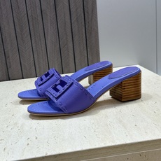 芬迪 Fendi 2026春夏新款果冻色中跟沙滩女鞋 F家字母logo粗跟圆头镂空露趾凉拖鞋 材质:鞋面进口小牛皮+水染 芬迪 Fendi 2026春夏新款果冻色中跟沙滩女鞋 F家字母logo粗跟圆头镂空露趾凉拖鞋 材质:鞋面进口小牛皮+水染