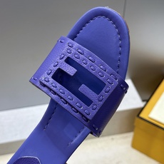 芬迪 Fendi 2026春夏新款果冻色中跟沙滩女鞋 F家字母logo粗跟圆头镂空露趾凉拖鞋 材质:鞋面进口小牛皮+水染 芬迪 Fendi 2026春夏新款果冻色中跟沙滩女鞋 F家字母logo粗跟圆头镂空露趾凉拖鞋 材质:鞋面进口小牛皮+水染