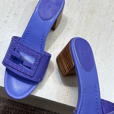 芬迪 Fendi 2026春夏新款果冻色中跟沙滩女鞋 F家字母logo粗跟圆头镂空露趾凉拖鞋 材质:鞋面进口小牛皮+水染 芬迪 Fendi 2026春夏新款果冻色中跟沙滩女鞋 F家字母logo粗跟圆头镂空露趾凉拖鞋 材质:鞋面进口小牛皮+水染