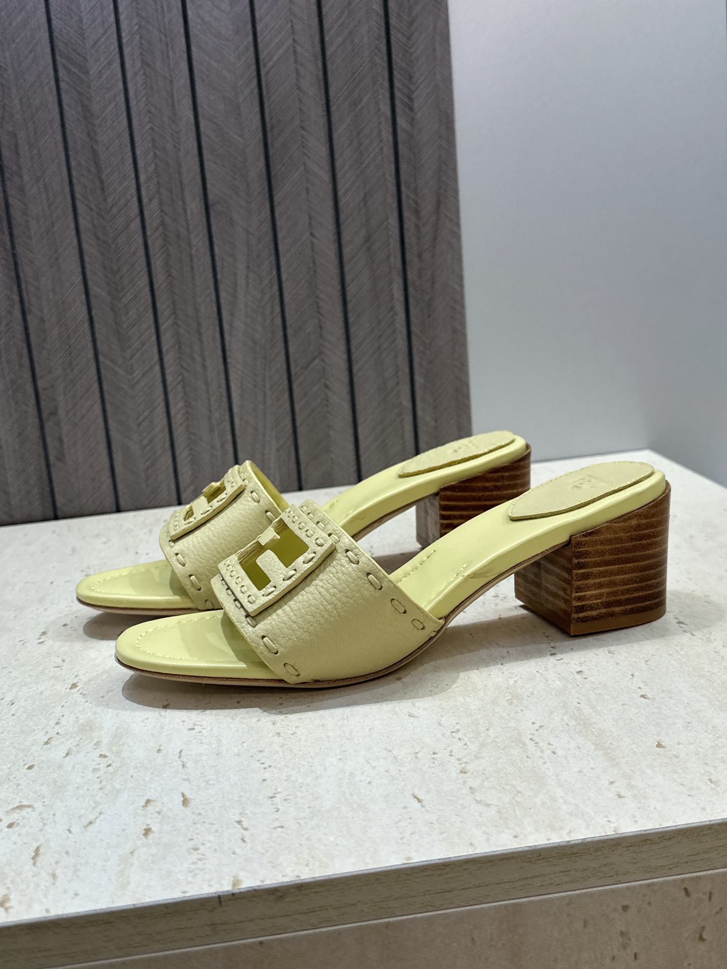 芬迪 Fendi 2026春夏新款果冻色中跟沙滩女鞋 F家字母logo粗跟圆头镂空露趾凉拖鞋 材质:鞋面进口小牛皮+水染 芬迪 Fendi 2026春夏新款果冻色中跟沙滩女鞋 F家字母logo粗跟圆头镂空露趾凉拖鞋 材质:鞋面进口小牛皮+水染