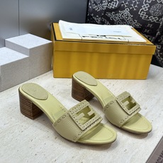 芬迪 Fendi 2026春夏新款果冻色中跟沙滩女鞋 F家字母logo粗跟圆头镂空露趾凉拖鞋 材质:鞋面进口小牛皮+水染 芬迪 Fendi 2026春夏新款果冻色中跟沙滩女鞋 F家字母logo粗跟圆头镂空露趾凉拖鞋 材质:鞋面进口小牛皮+水染
