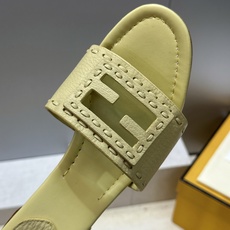 芬迪 Fendi 2026春夏新款果冻色中跟沙滩女鞋 F家字母logo粗跟圆头镂空露趾凉拖鞋 材质:鞋面进口小牛皮+水染 芬迪 Fendi 2026春夏新款果冻色中跟沙滩女鞋 F家字母logo粗跟圆头镂空露趾凉拖鞋 材质:鞋面进口小牛皮+水染