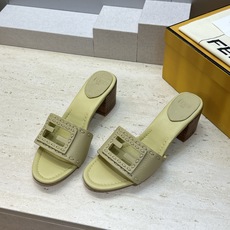 芬迪 Fendi 2026春夏新款果冻色中跟沙滩女鞋 F家字母logo粗跟圆头镂空露趾凉拖鞋 材质:鞋面进口小牛皮+水染 芬迪 Fendi 2026春夏新款果冻色中跟沙滩女鞋 F家字母logo粗跟圆头镂空露趾凉拖鞋 材质:鞋面进口小牛皮+水染