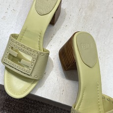 芬迪 Fendi 2026春夏新款果冻色中跟沙滩女鞋 F家字母logo粗跟圆头镂空露趾凉拖鞋 材质:鞋面进口小牛皮+水染 芬迪 Fendi 2026春夏新款果冻色中跟沙滩女鞋 F家字母logo粗跟圆头镂空露趾凉拖鞋 材质:鞋面进口小牛皮+水染