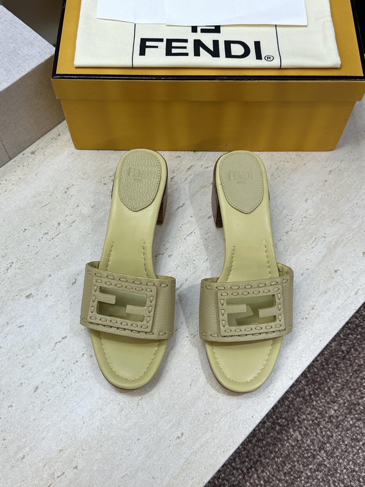 芬迪 Fendi 2026春夏新款果冻色中跟沙滩女鞋 F家字母logo粗跟圆头镂空露趾凉拖鞋 材质:鞋面进口小牛皮+水染 芬迪 Fendi 2026春夏新款果冻色中跟沙滩女鞋 F家字母logo粗跟圆头镂空露趾凉拖鞋 材质:鞋面进口小牛皮+水染