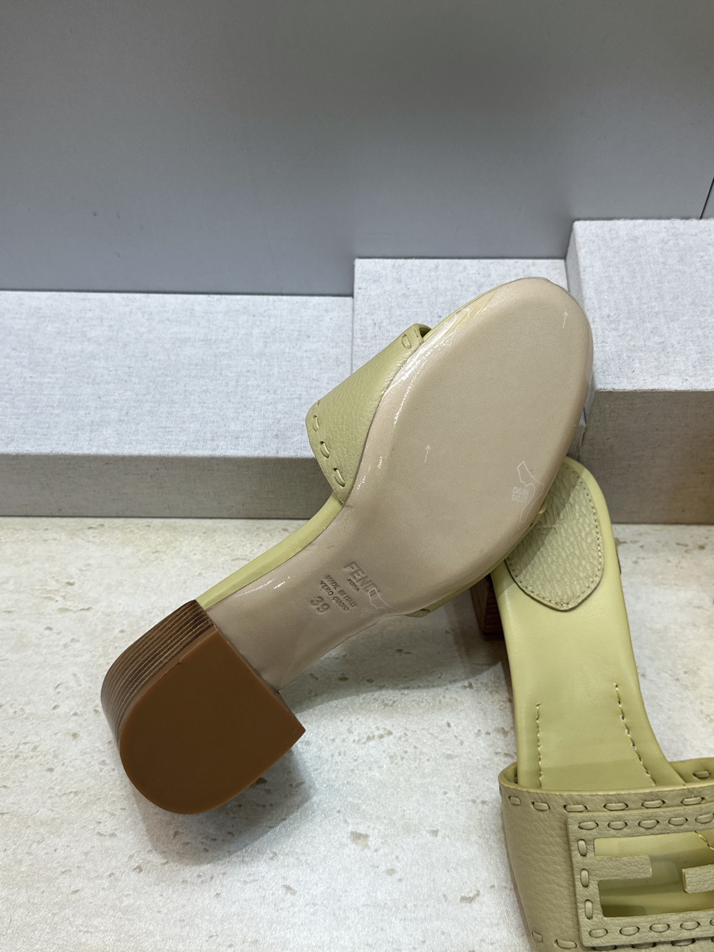 芬迪 Fendi 2026春夏新款果冻色中跟沙滩女鞋 F家字母logo粗跟圆头镂空露趾凉拖鞋 材质:鞋面进口小牛皮+水染 芬迪 Fendi 2026春夏新款果冻色中跟沙滩女鞋 F家字母logo粗跟圆头镂空露趾凉拖鞋 材质:鞋面进口小牛皮+水染