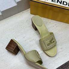芬迪 Fendi 2026春夏新款果冻色中跟沙滩女鞋 F家字母logo粗跟圆头镂空露趾凉拖鞋 材质:鞋面进口小牛皮+水染 芬迪 Fendi 2026春夏新款果冻色中跟沙滩女鞋 F家字母logo粗跟圆头镂空露趾凉拖鞋 材质:鞋面进口小牛皮+水染