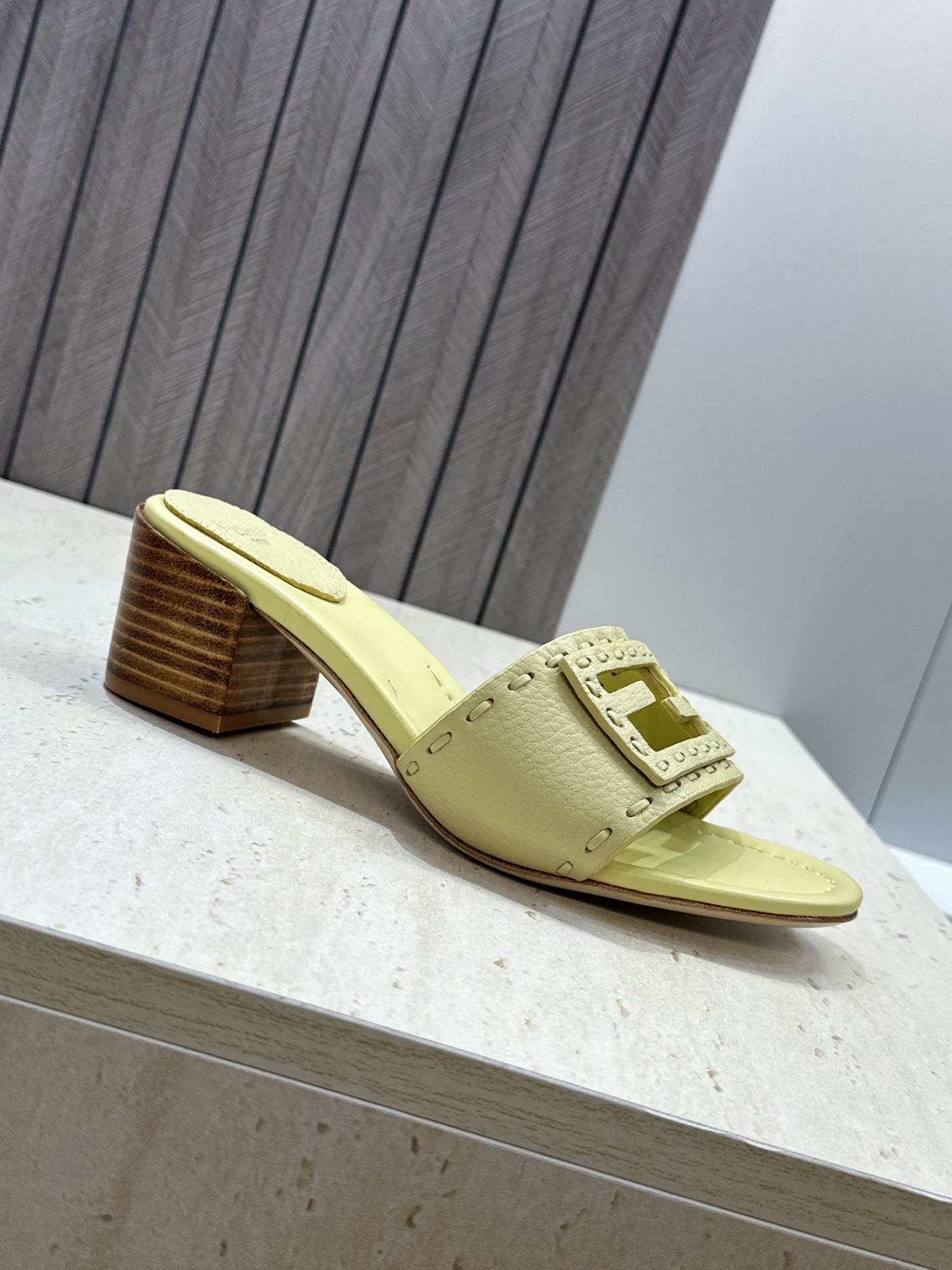 芬迪 Fendi 2026春夏新款果冻色中跟沙滩女鞋 F家字母logo粗跟圆头镂空露趾凉拖鞋 材质:鞋面进口小牛皮+水染 芬迪 Fendi 2026春夏新款果冻色中跟沙滩女鞋 F家字母logo粗跟圆头镂空露趾凉拖鞋 材质:鞋面进口小牛皮+水染