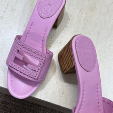 芬迪 Fendi 2026春夏新款果冻色中跟沙滩女鞋 F家字母logo粗跟圆头镂空露趾凉拖鞋 材质:鞋面进口小牛皮+水染 芬迪 Fendi 2026春夏新款果冻色中跟沙滩女鞋 F家字母logo粗跟圆头镂空露趾凉拖鞋 材质:鞋面进口小牛皮+水染