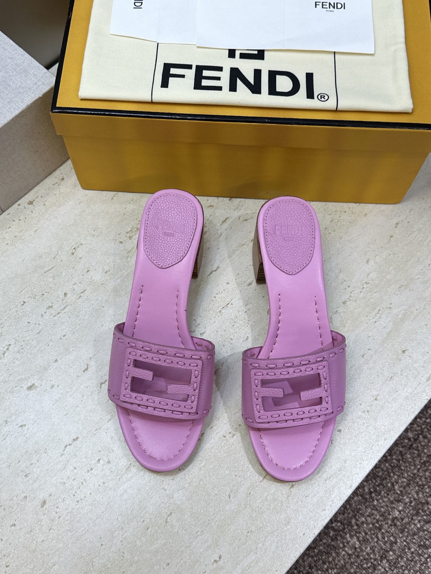 芬迪 Fendi 2026春夏新款果冻色中跟沙滩女鞋 F家字母logo粗跟圆头镂空露趾凉拖鞋 材质:鞋面进口小牛皮+水染 芬迪 Fendi 2026春夏新款果冻色中跟沙滩女鞋 F家字母logo粗跟圆头镂空露趾凉拖鞋 材质:鞋面进口小牛皮+水染