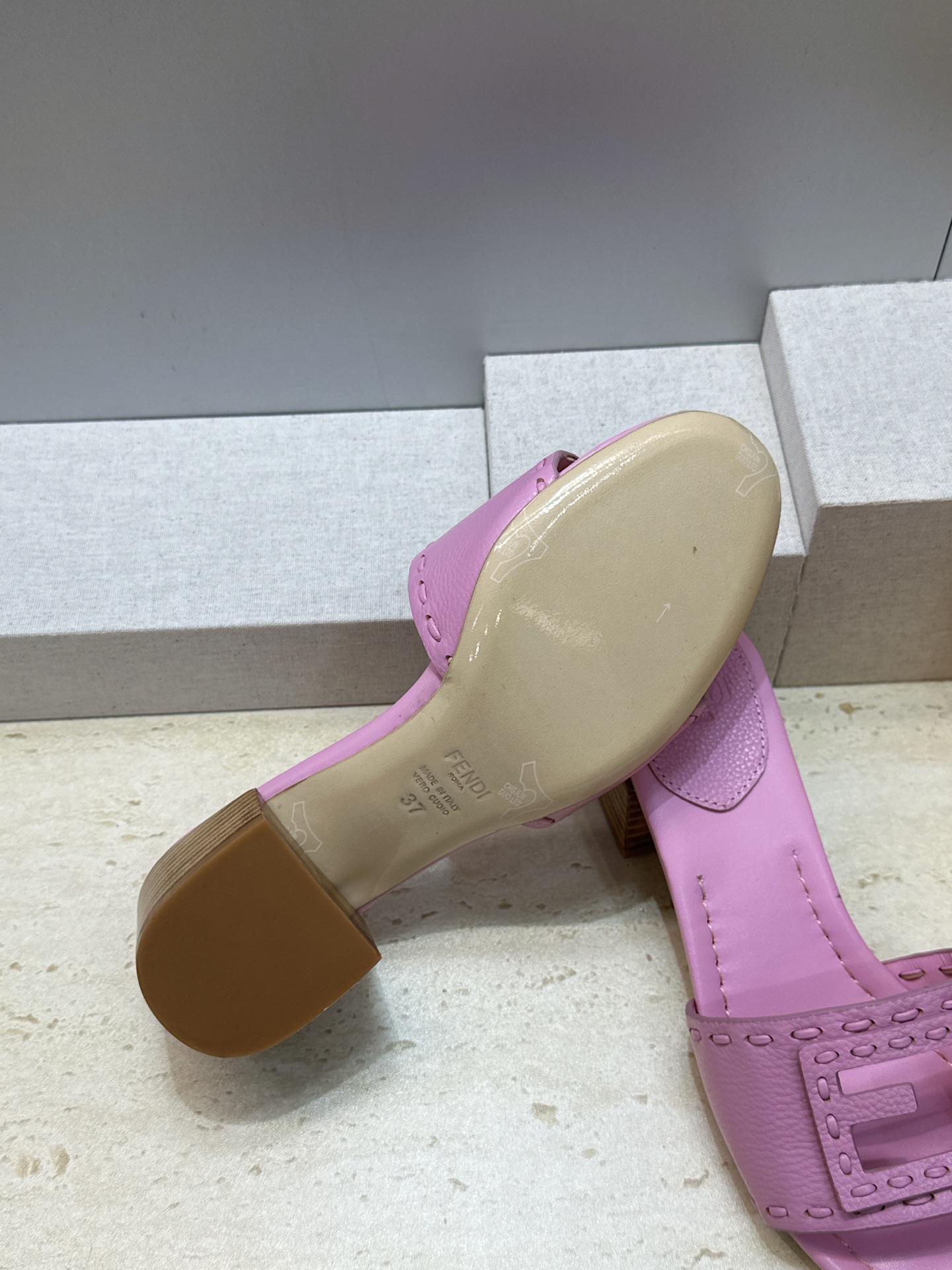 芬迪 Fendi 2026春夏新款果冻色中跟沙滩女鞋 F家字母logo粗跟圆头镂空露趾凉拖鞋 材质:鞋面进口小牛皮+水染 芬迪 Fendi 2026春夏新款果冻色中跟沙滩女鞋 F家字母logo粗跟圆头镂空露趾凉拖鞋 材质:鞋面进口小牛皮+水染