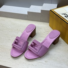 芬迪 Fendi 2026春夏新款果冻色中跟沙滩女鞋 F家字母logo粗跟圆头镂空露趾凉拖鞋 材质:鞋面进口小牛皮+水染 芬迪 Fendi 2026春夏新款果冻色中跟沙滩女鞋 F家字母logo粗跟圆头镂空露趾凉拖鞋 材质:鞋面进口小牛皮+水染