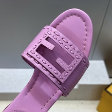 芬迪 Fendi 2026春夏新款果冻色中跟沙滩女鞋 F家字母logo粗跟圆头镂空露趾凉拖鞋 材质:鞋面进口小牛皮+水染 芬迪 Fendi 2026春夏新款果冻色中跟沙滩女鞋 F家字母logo粗跟圆头镂空露趾凉拖鞋 材质:鞋面进口小牛皮+水染