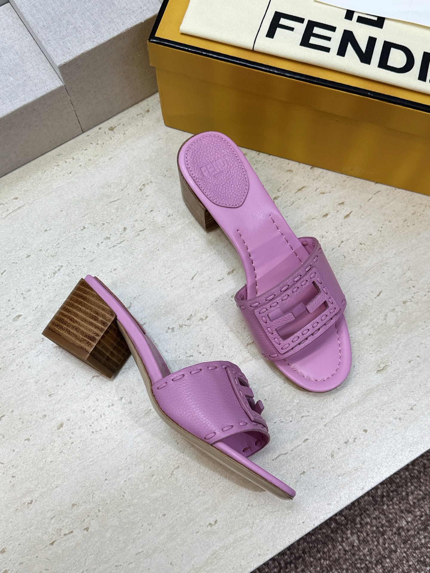 芬迪 Fendi 2026春夏新款果冻色中跟沙滩女鞋 F家字母logo粗跟圆头镂空露趾凉拖鞋 材质:鞋面进口小牛皮+水染 芬迪 Fendi 2026春夏新款果冻色中跟沙滩女鞋 F家字母logo粗跟圆头镂空露趾凉拖鞋 材质:鞋面进口小牛皮+水染