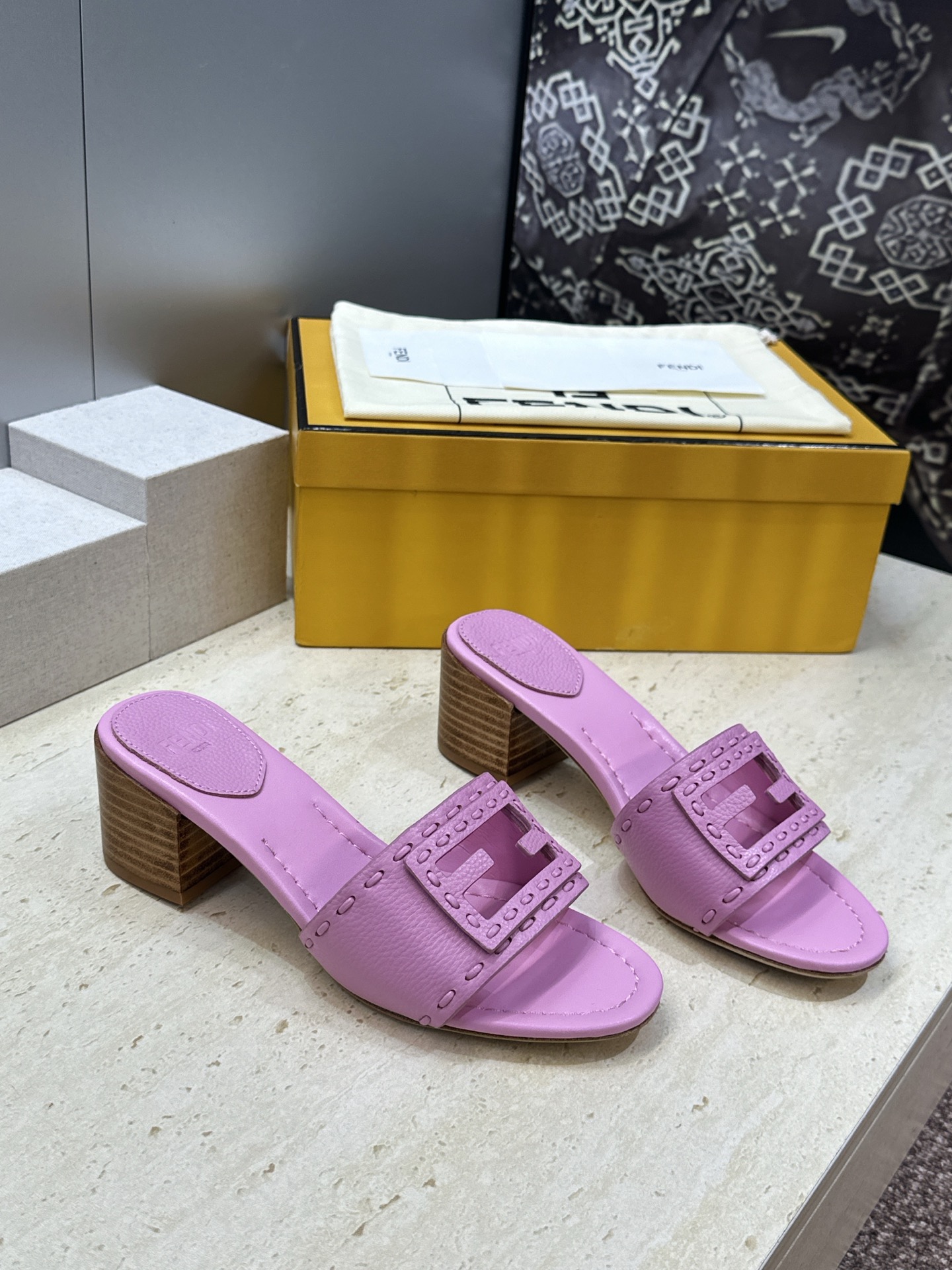 芬迪 Fendi 2026春夏新款果冻色中跟沙滩女鞋 F家字母logo粗跟圆头镂空露趾凉拖鞋 材质:鞋面进口小牛皮+水染 芬迪 Fendi 2026春夏新款果冻色中跟沙滩女鞋 F家字母logo粗跟圆头镂空露趾凉拖鞋 材质:鞋面进口小牛皮+水染