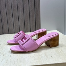 芬迪 Fendi 2026春夏新款果冻色中跟沙滩女鞋 F家字母logo粗跟圆头镂空露趾凉拖鞋 材质:鞋面进口小牛皮+水染 芬迪 Fendi 2026春夏新款果冻色中跟沙滩女鞋 F家字母logo粗跟圆头镂空露趾凉拖鞋 材质:鞋面进口小牛皮+水染