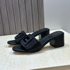 芬迪 Fendi 2026春夏新款果冻色中跟沙滩女鞋 F家字母logo粗跟圆头镂空露趾凉拖鞋 材质:鞋面进口小牛皮+水染 芬迪 Fendi 2026春夏新款果冻色中跟沙滩女鞋 F家字母logo粗跟圆头镂空露趾凉拖鞋 材质:鞋面进口小牛皮+水染