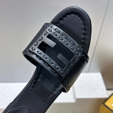 芬迪 Fendi 2026春夏新款果冻色中跟沙滩女鞋 F家字母logo粗跟圆头镂空露趾凉拖鞋 材质:鞋面进口小牛皮+水染 芬迪 Fendi 2026春夏新款果冻色中跟沙滩女鞋 F家字母logo粗跟圆头镂空露趾凉拖鞋 材质:鞋面进口小牛皮+水染