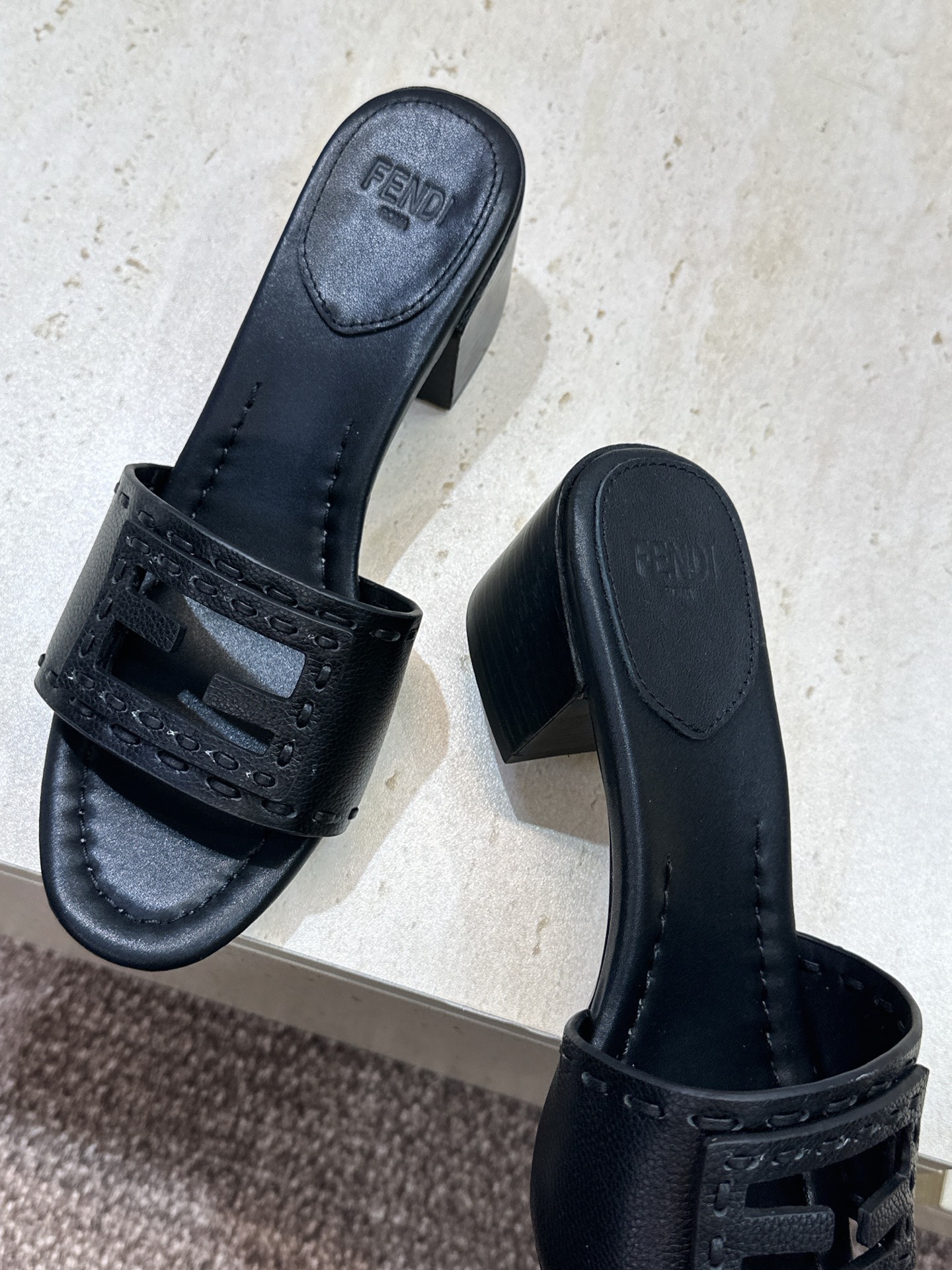 芬迪 Fendi 2026春夏新款果冻色中跟沙滩女鞋 F家字母logo粗跟圆头镂空露趾凉拖鞋 材质:鞋面进口小牛皮+水染 芬迪 Fendi 2026春夏新款果冻色中跟沙滩女鞋 F家字母logo粗跟圆头镂空露趾凉拖鞋 材质:鞋面进口小牛皮+水染