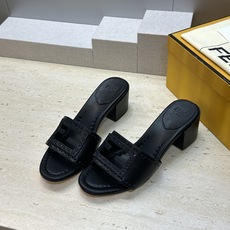 芬迪 Fendi 2026春夏新款果冻色中跟沙滩女鞋 F家字母logo粗跟圆头镂空露趾凉拖鞋 材质:鞋面进口小牛皮+水染 芬迪 Fendi 2026春夏新款果冻色中跟沙滩女鞋 F家字母logo粗跟圆头镂空露趾凉拖鞋 材质:鞋面进口小牛皮+水染