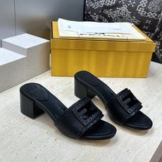 芬迪 Fendi 2026春夏新款果冻色中跟沙滩女鞋 F家字母logo粗跟圆头镂空露趾凉拖鞋 材质:鞋面进口小牛皮+水染 芬迪 Fendi 2026春夏新款果冻色中跟沙滩女鞋 F家字母logo粗跟圆头镂空露趾凉拖鞋 材质:鞋面进口小牛皮+水染