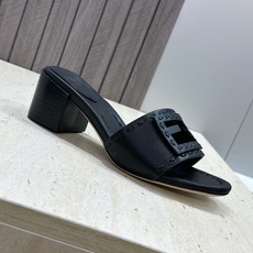 芬迪 Fendi 2026春夏新款果冻色中跟沙滩女鞋 F家字母logo粗跟圆头镂空露趾凉拖鞋 材质:鞋面进口小牛皮+水染 芬迪 Fendi 2026春夏新款果冻色中跟沙滩女鞋 F家字母logo粗跟圆头镂空露趾凉拖鞋 材质:鞋面进口小牛皮+水染