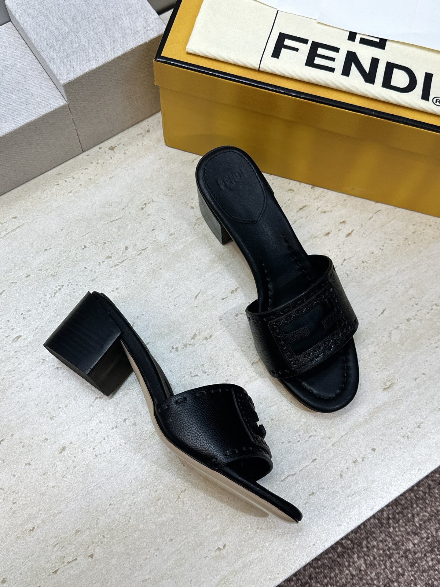 芬迪 Fendi 2026春夏新款果冻色中跟沙滩女鞋 F家字母logo粗跟圆头镂空露趾凉拖鞋 材质:鞋面进口小牛皮+水染 芬迪 Fendi 2026春夏新款果冻色中跟沙滩女鞋 F家字母logo粗跟圆头镂空露趾凉拖鞋 材质:鞋面进口小牛皮+水染