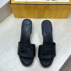 芬迪 Fendi 2026春夏新款果冻色中跟沙滩女鞋 F家字母logo粗跟圆头镂空露趾凉拖鞋 材质:鞋面进口小牛皮+水染 芬迪 Fendi 2026春夏新款果冻色中跟沙滩女鞋 F家字母logo粗跟圆头镂空露趾凉拖鞋 材质:鞋面进口小牛皮+水染