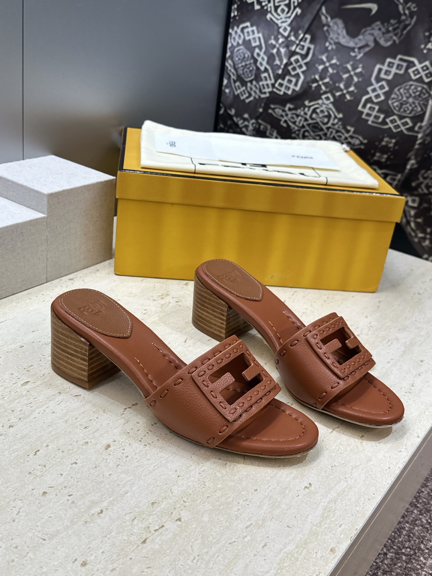 芬迪 Fendi 2026春夏新款果冻色中跟沙滩女鞋 F家字母logo粗跟圆头镂空露趾凉拖鞋 材质:鞋面进口小牛皮+水染 芬迪 Fendi 2026春夏新款果冻色中跟沙滩女鞋 F家字母logo粗跟圆头镂空露趾凉拖鞋 材质:鞋面进口小牛皮+水染