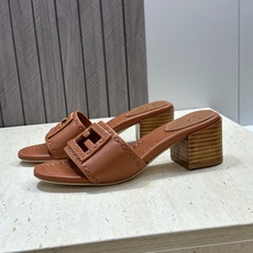 芬迪 Fendi 2026春夏新款果冻色中跟沙滩女鞋 F家字母logo粗跟圆头镂空露趾凉拖鞋 材质:鞋面进口小牛皮+水染 芬迪 Fendi 2026春夏新款果冻色中跟沙滩女鞋 F家字母logo粗跟圆头镂空露趾凉拖鞋 材质:鞋面进口小牛皮+水染